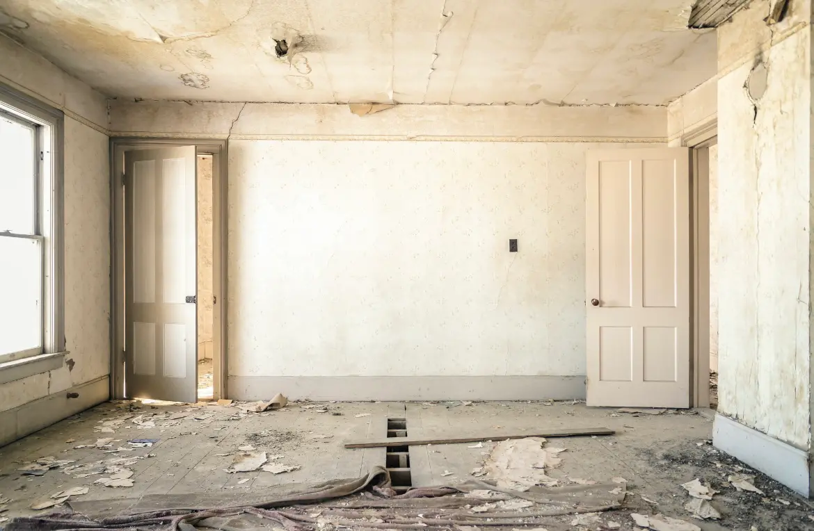 Waste disposal crew managing a cleanout project in Santa Fe